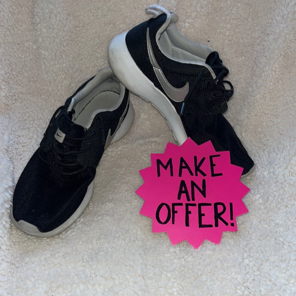 BLACK YOUTH NIKE ROCHES SIZE 7y